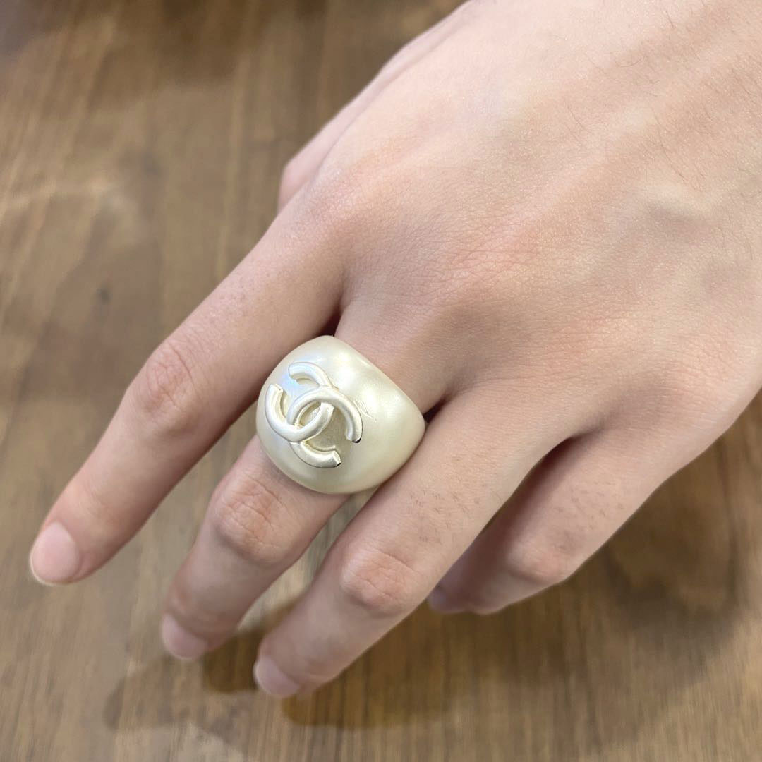 CHANEL シャネル プラスチックリング 指輪 ココマーク パールホワイト