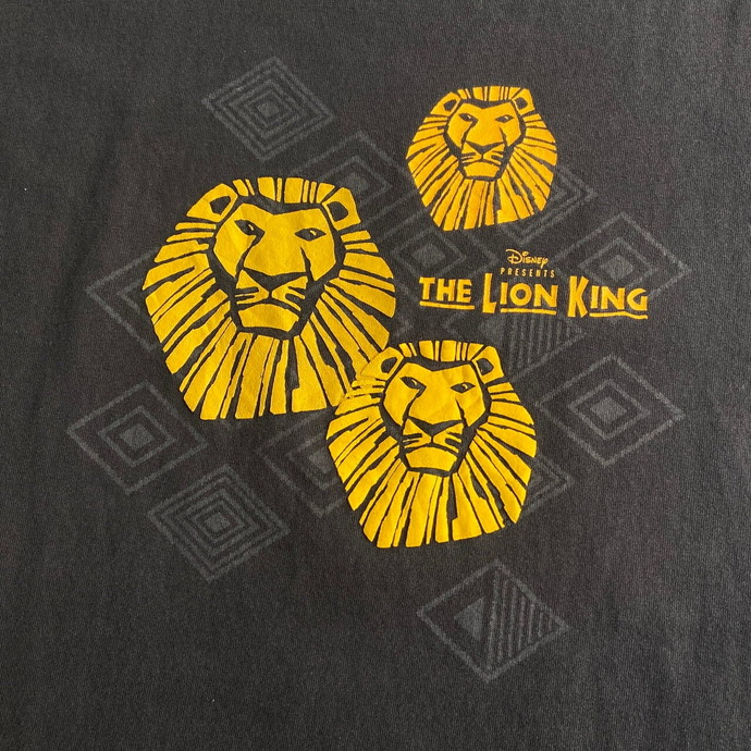 disney ライオンキング　総柄　tシャツ　ディズニー　LION KINGやまびこ市場tシャツ倉庫