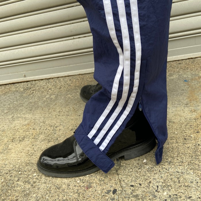 adidas ナイロントラックパンツ パフォーマンスロゴ スリーストライプ紺 L | Vintage.City 古着屋、古着コーデ情報を発信