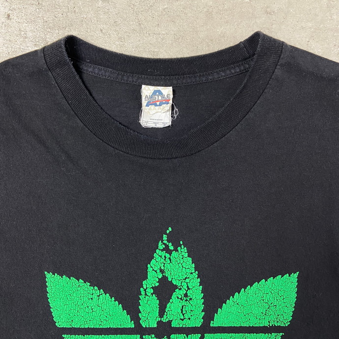 00年代～ addicted adidas パロディ マリファナ ロゴプリント Tシャツ