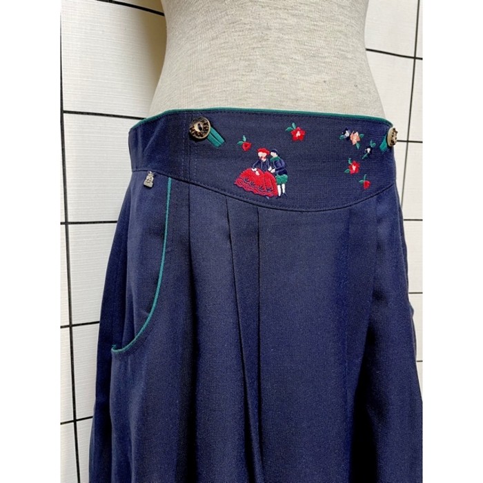 チロルスカート Euro Vintage 民族衣装男女刺繍 刺繍 ウッド調ボタン | Vintage.City 古着屋、古着コーデ情報を発信