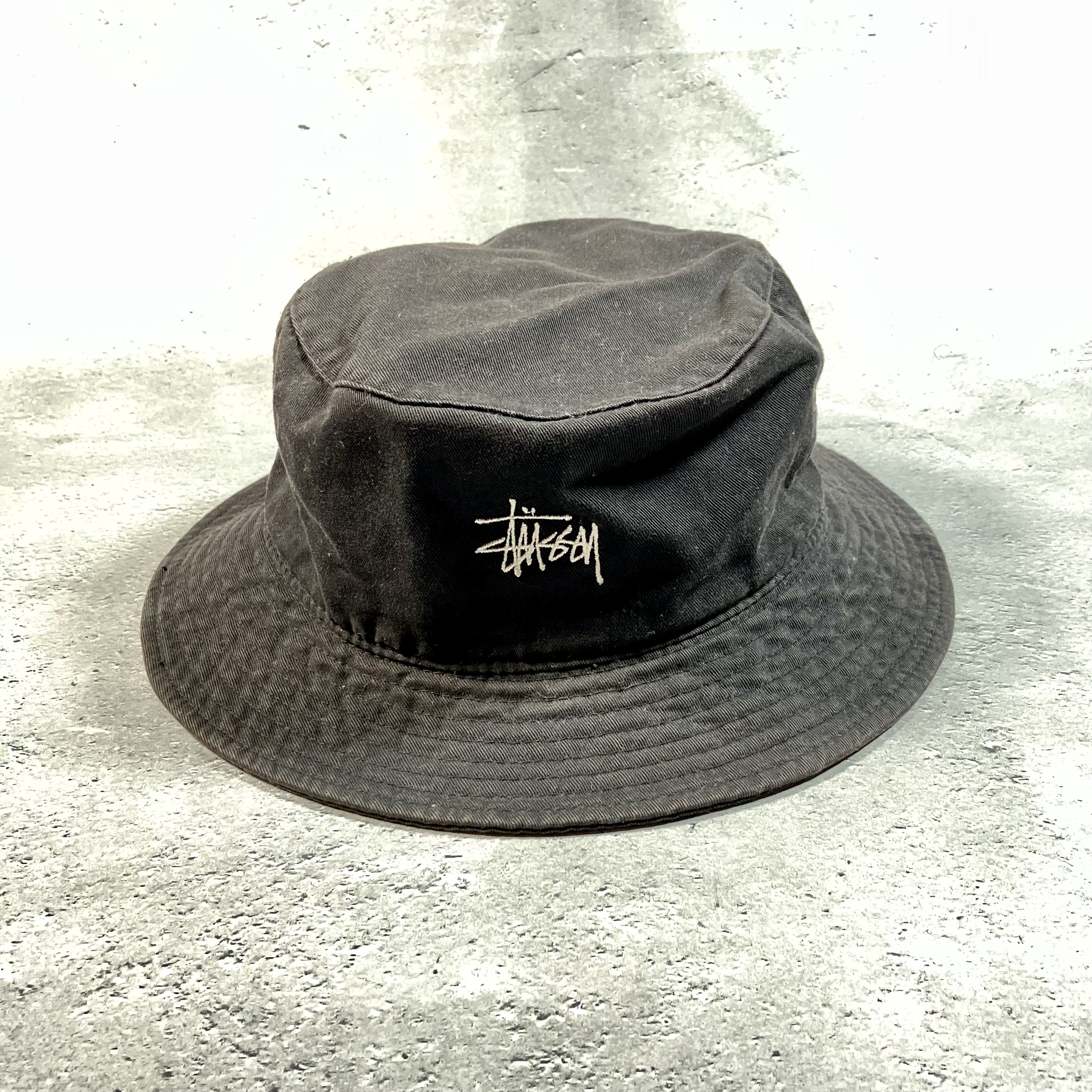 数量限定安いOLD STUSSY ステューシー バケットハット 刺繍ロゴ 黒 ブラック 帽子