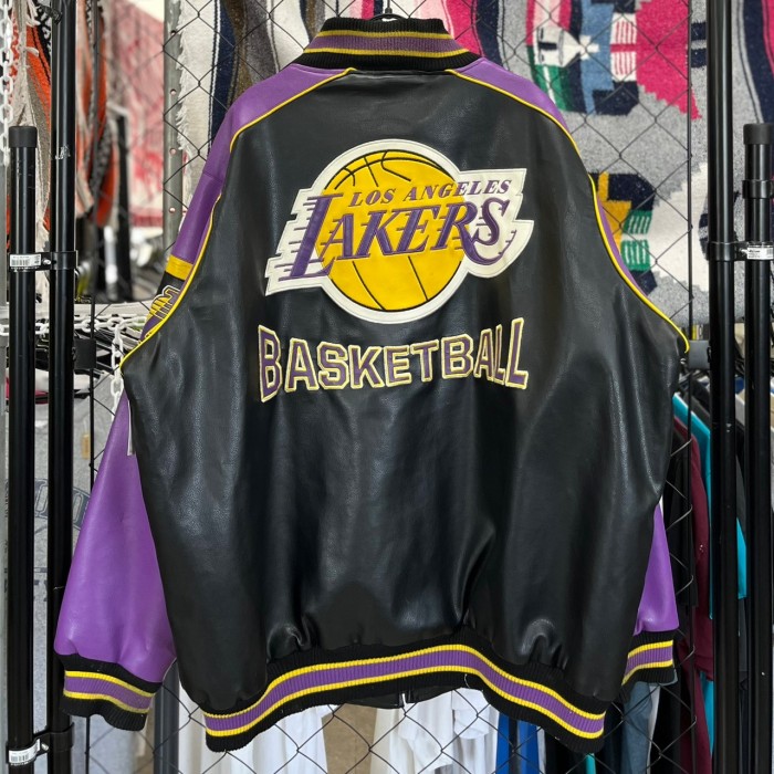 90s NBA レイカーズ Lakers レザー スタジャン ジャケット 肉厚 刺繍 デザイン バック ロゴ 3XL 古着 古着屋 埼玉 ストリート オンライン 通販 アメカジ ビンテージ | Vintage.City 古着屋、古着コーデ情報を発信