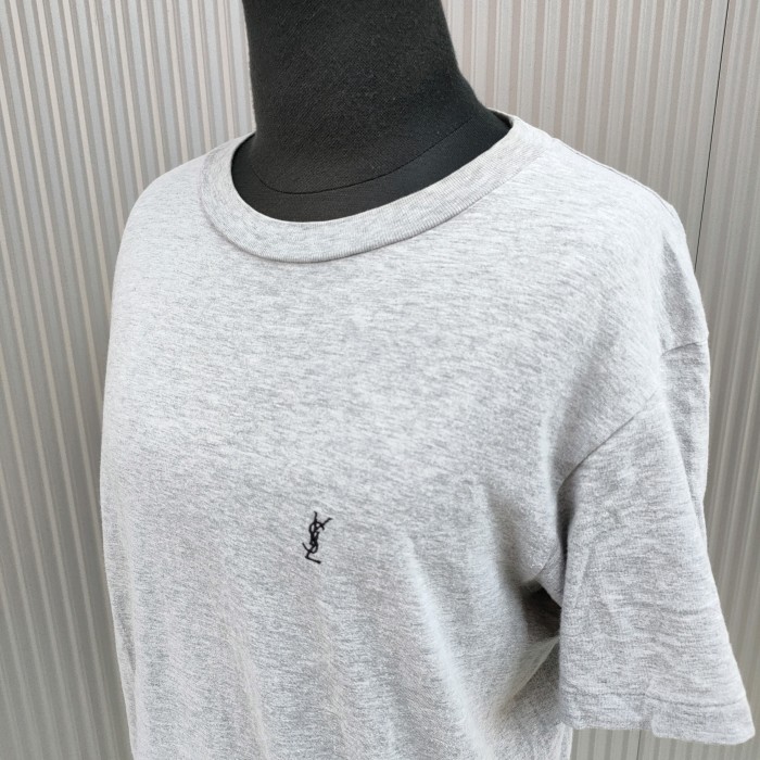 【90s】YSLイヴサンローラン オムアーカイブワンポイント刺繍Tシャツ | Vintage.City 古着屋、古着コーデ情報を発信