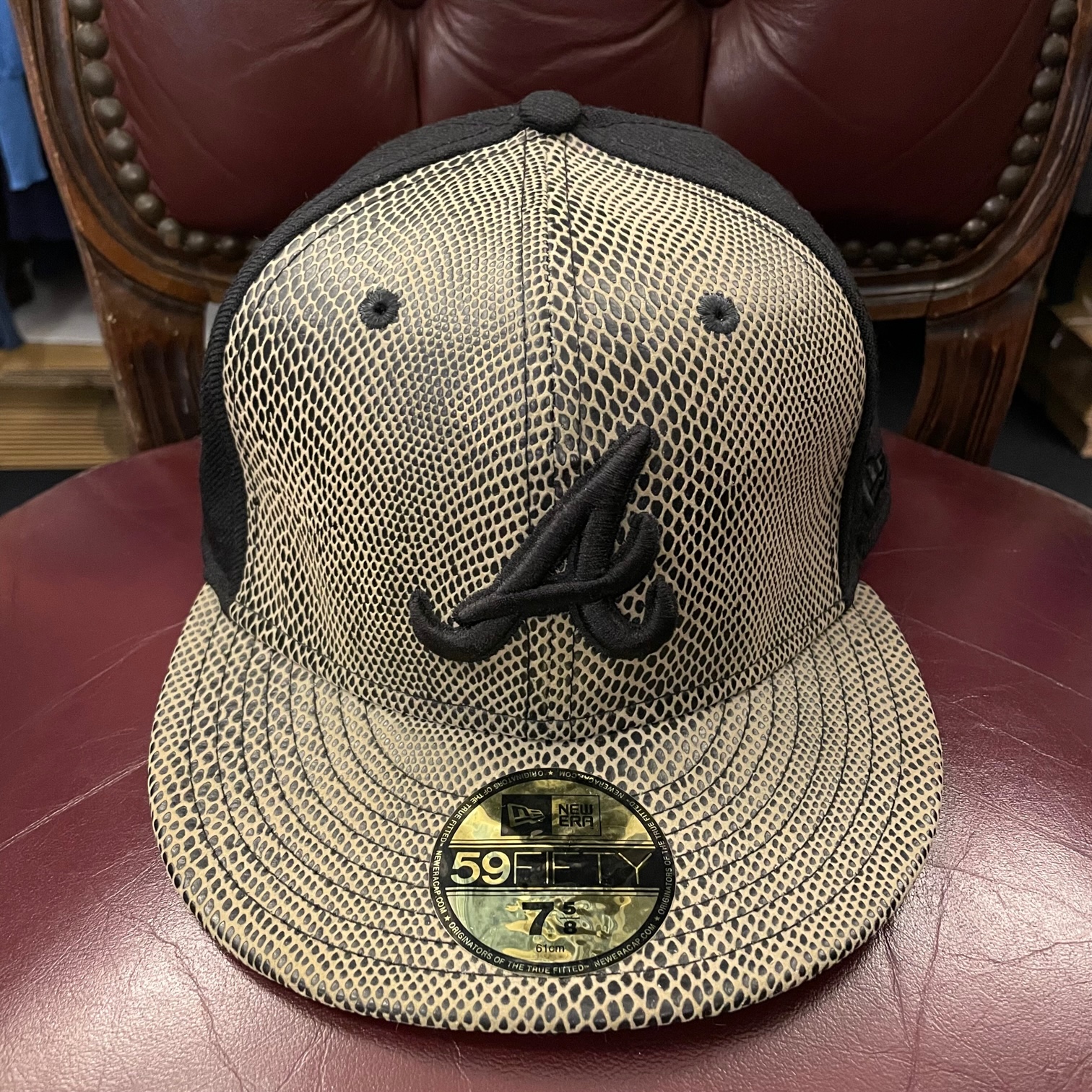 NEW ERA × ATLANTA BRAVES ヘビ柄ツートンカラーベースボールキャップ