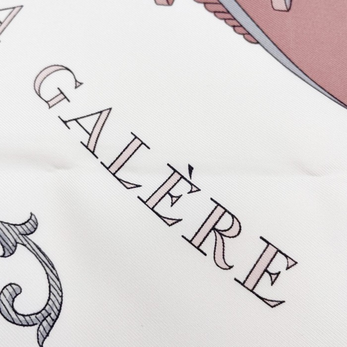 HERMES エルメス スカーフ カレ90 『VUE DU CARROSSE DE LA GALERE LA REALE(クイーンの戴冠式)』 シルク ピンク ホワイト | Vintage.City 古着屋、古着コーデ情報を発信