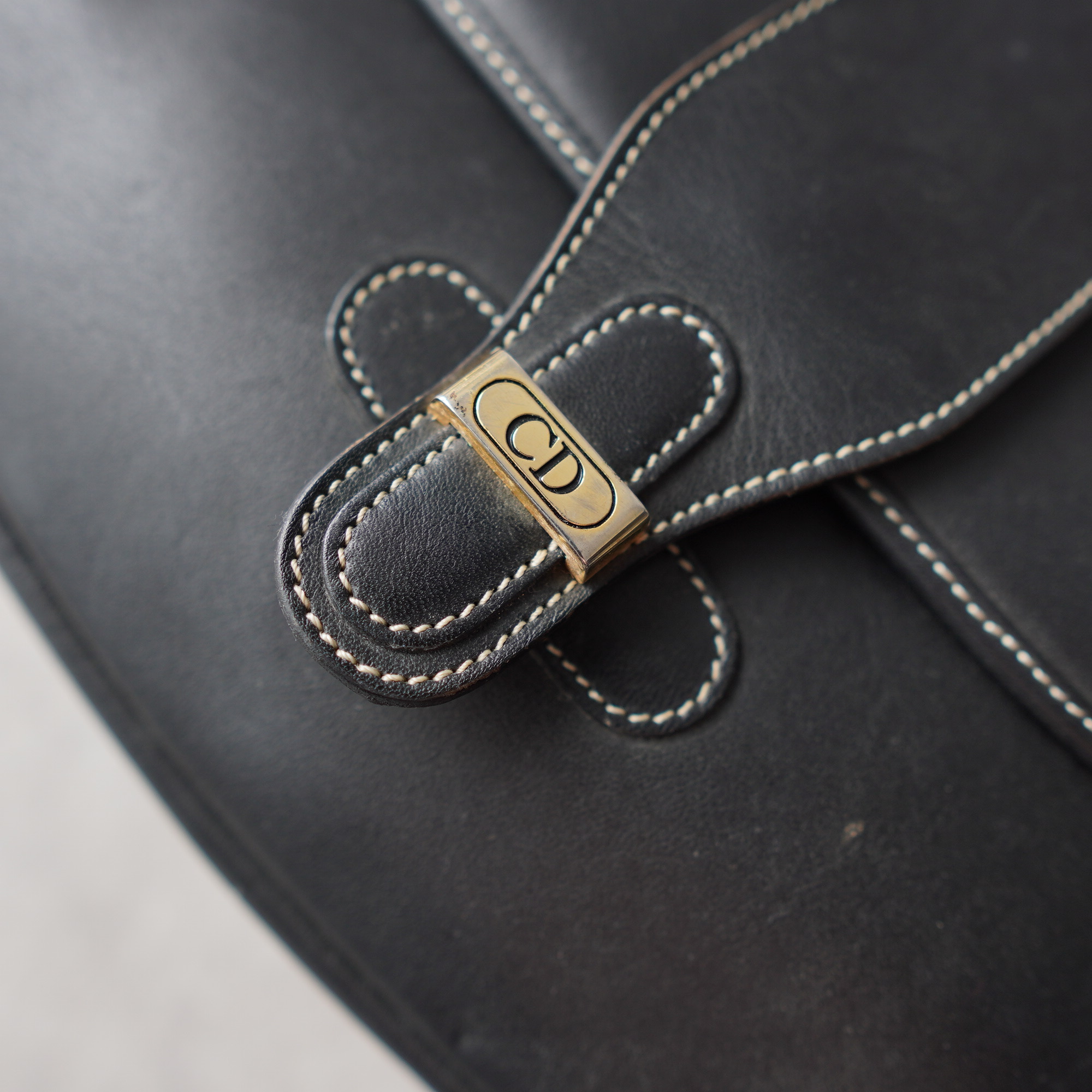 Christian Dior クリスチャンディオール ショルダーバッグ ヴィンテージ ゴールドCDロゴ 半月型 ステッチ レザー |  Vintage.City
