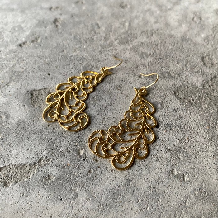 Used retro classical gold feather pierces レトロ ユーズド アクセサリー クラシカル ゴールド フェザー ピアス | Vintage.City Vintage Shops, Vintage Fashion Trends
