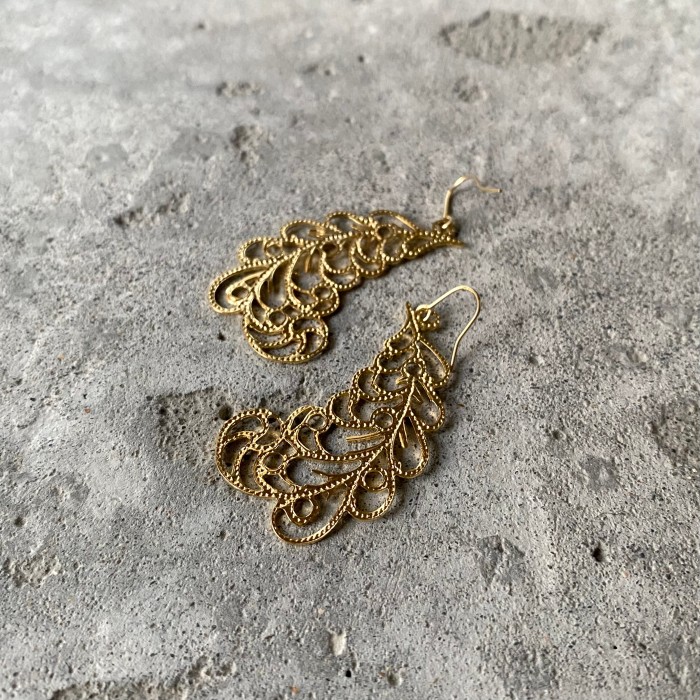 Used retro classical gold feather pierces レトロ ユーズド アクセサリー クラシカル ゴールド フェザー ピアス | Vintage.City Vintage Shops, Vintage Fashion Trends