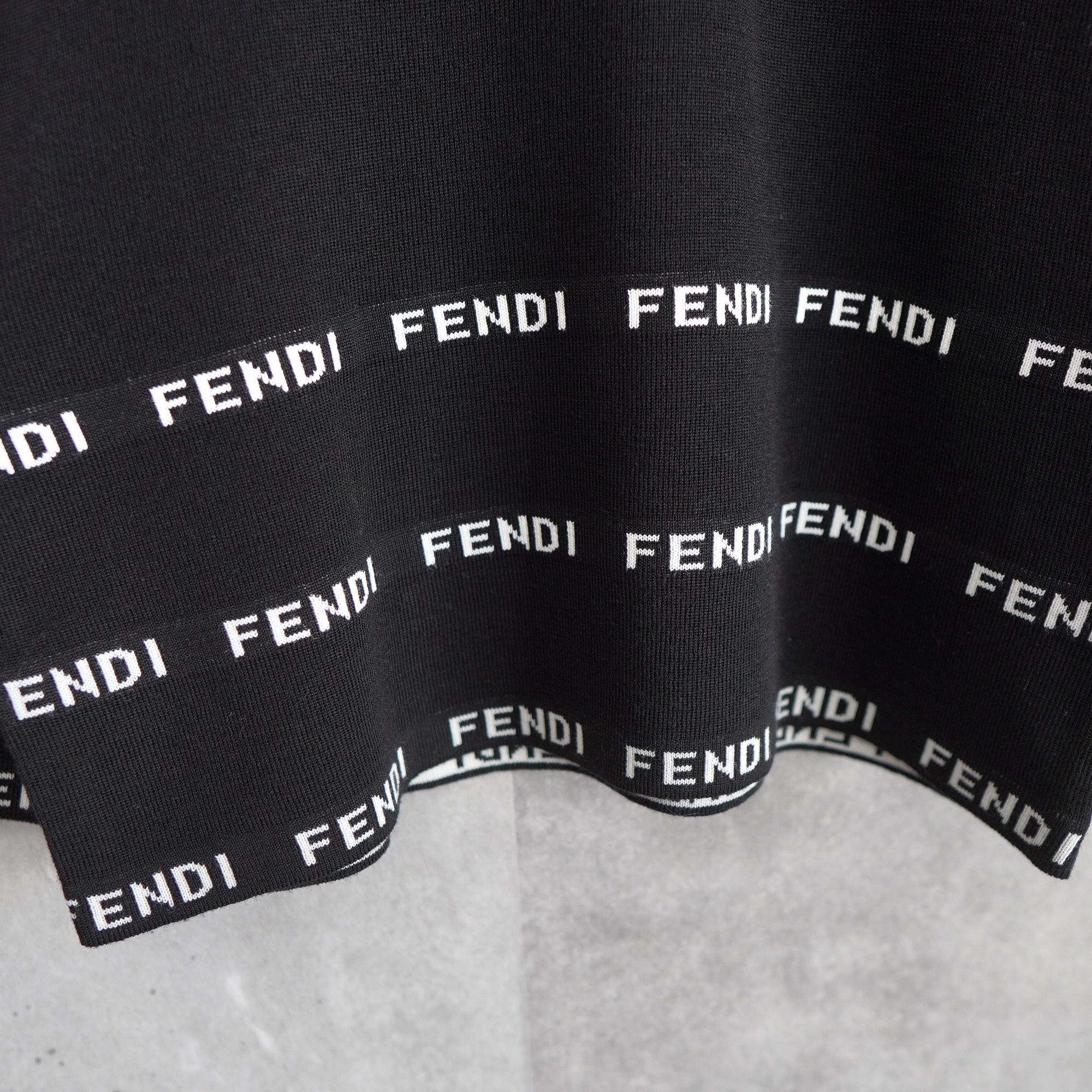 FENDI フェンディ ニット セーター ロゴデザイン イタリア製 Mサイズ
