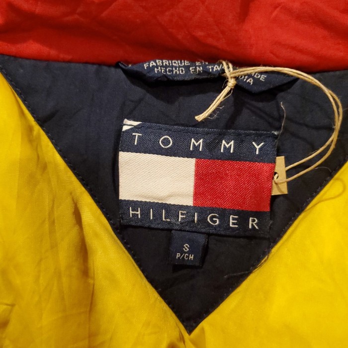 TOMMY HILFIGER トミーヒルフィガー　90s ヴィンテージ　刺繍ロゴ　ダウンジャケット　ナイロンジャケット　マウンテンジャケット　ストリート　アウトドア　ユニセックス　古着 | Vintage.City 古着屋、古着コーデ情報を発信