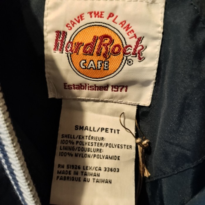 Hard Rock CAFE  ハードロックカフェ　90s  ヴィンテージ　ワンポイントロゴ　刺繍ロゴ　ナイロンジャケット　ピステ　ジャージ　ネイビー　ユニセックス　レトロ　アメカジ　ストリート　古着 | Vintage.City 古着屋、古着コーデ情報を発信