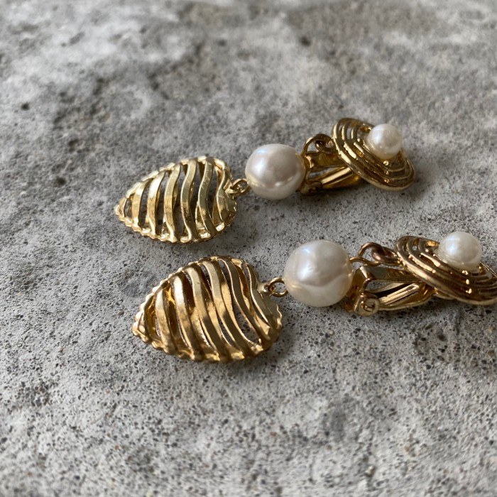 Used retro gold heart white pearl earrings レトロ ユーズド アクセサリー ゴールド ハート ホワイト パール イヤリング | Vintage.City Vintage Shops, Vintage Fashion Trends