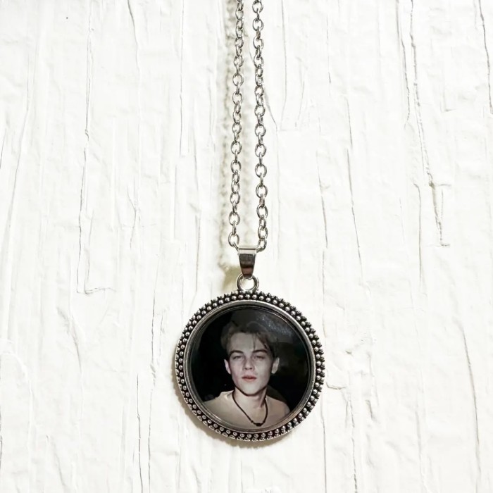 Leonard DiCaprio necklace | Vintage.City 빈티지숍, 빈티지 코디 정보