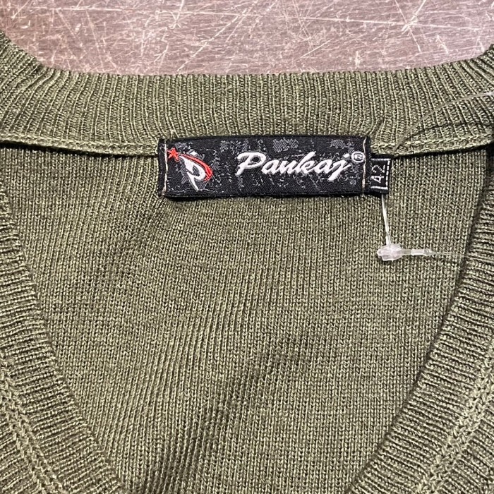 PANKAJ Vネック　ワンポイントロゴ　ニットベスト　カーキグリーン　C781 | Vintage.City 古着屋、古着コーデ情報を発信