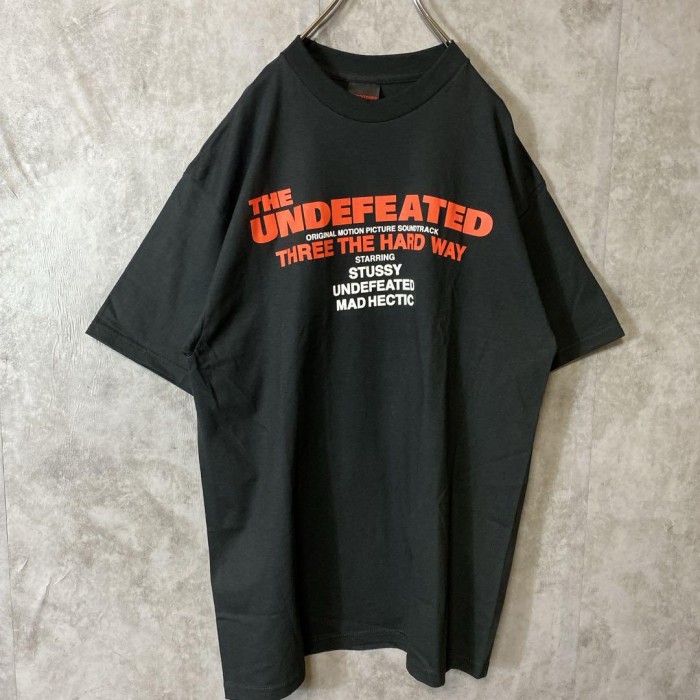 STUSSY ✖️ UNDEFEATED print T-shirt size L　配送A ステューシー　アンディフィーテッド　両面プリントTシャツ　コラボ　ナンバリング | Vintage.City 古着屋、古着コーデ情報を発信