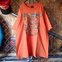 STUSSY  ステューシー　ビッグロゴ　シャネルロゴ　半袖　Tシャツ　ビッグサイズ　人気カラー　オレンジ　ユニセックス　アメカジ　ストリート　古着 | Vintage.City 古着屋、古着コーデ情報を発信