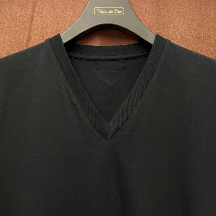 PRADA VネックコットンTシャツ ブラック Sサイズ | Vintage.City 빈티지숍, 빈티지 코디 정보