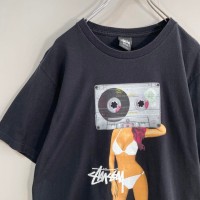 STUSSY cassette  bikini girl print T-shirt size M 配送C　ステューシー　カセットテープ　ビキニガールプリントTシャツ | Vintage.City 빈티지숍, 빈티지 코디 정보