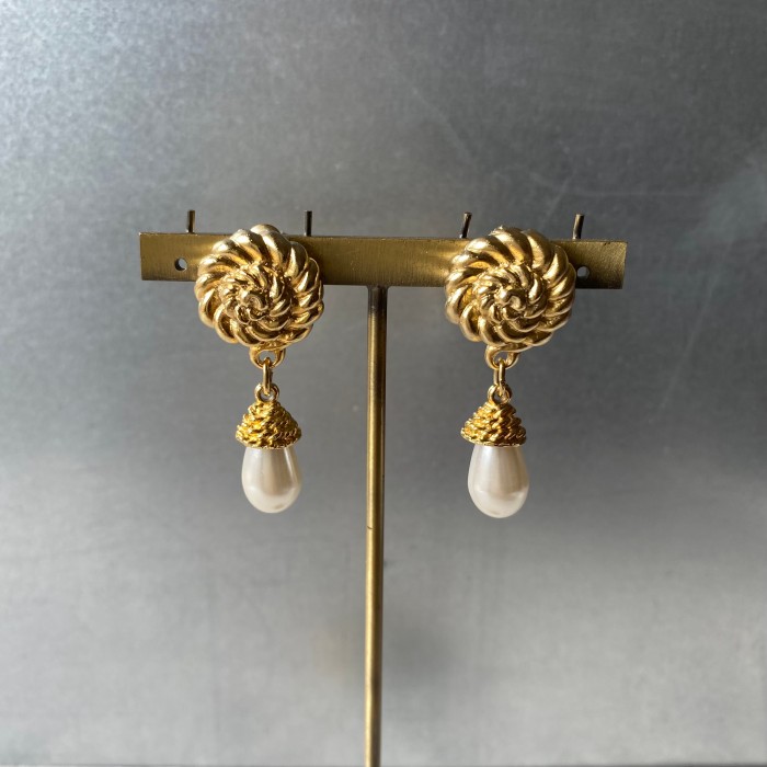 Used retro drop pearl classical earrings レトロ ユーズド アクセサリー ドロップ パール クラシカル イヤリング | Vintage.City Vintage Shops, Vintage Fashion Trends