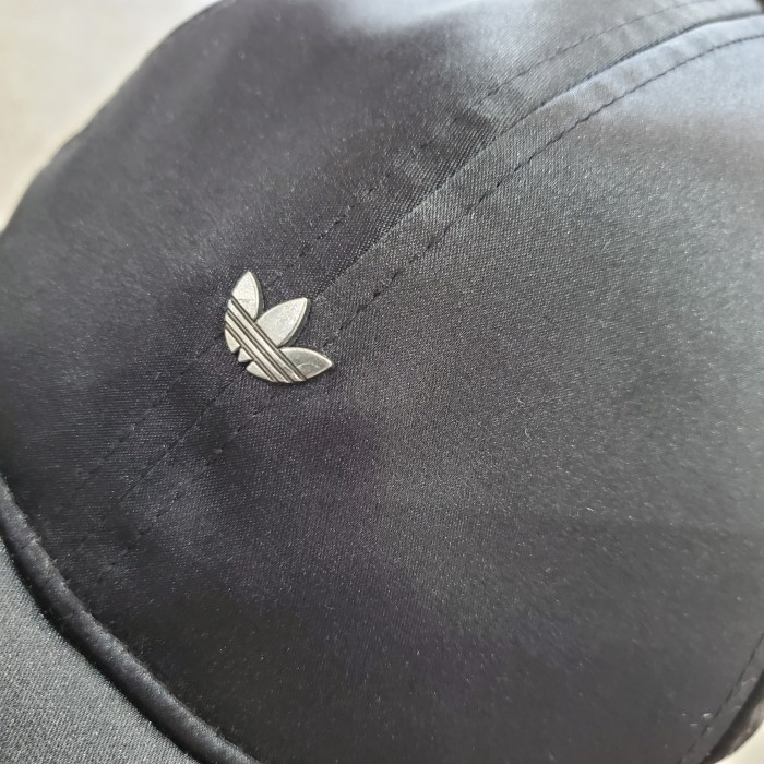 adidas originals アディダスオリジナル 黒帽子キャップ ロゴ金具 | Vintage.City 古着屋、古着コーデ情報を発信
