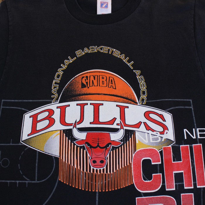 1990s NBA LOGO7 Chicago Bulls Tee / Made in U.S.A / 1990年代 NBA ロゴ７ シカゴブルズ マルチプリント Tシャツ アメリカ製 M | Vintage.City Vintage Shops, Vintage Fashion Trends
